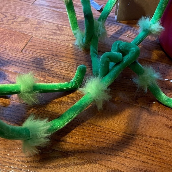 Large Green And Black Spider With Adjustable Legs For Halloween - Picture 11 of 13